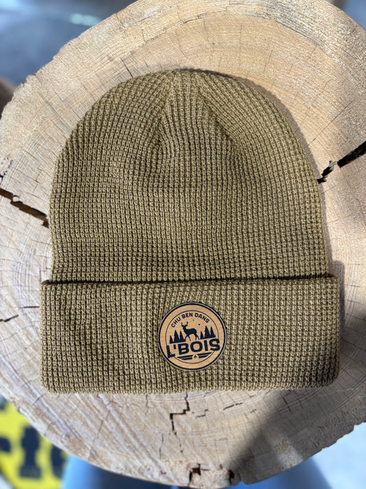 CHU BEN DANS L’BOIS • TUQUE BRUNE EN TRICOT