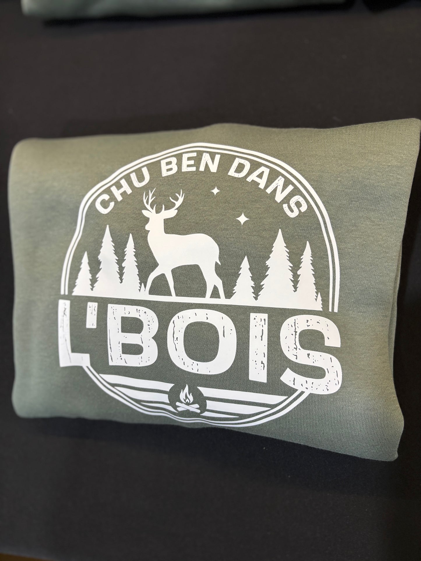CHU BEN DANS L’BOIS • CREWNECK • VERT SAUGE • 15010